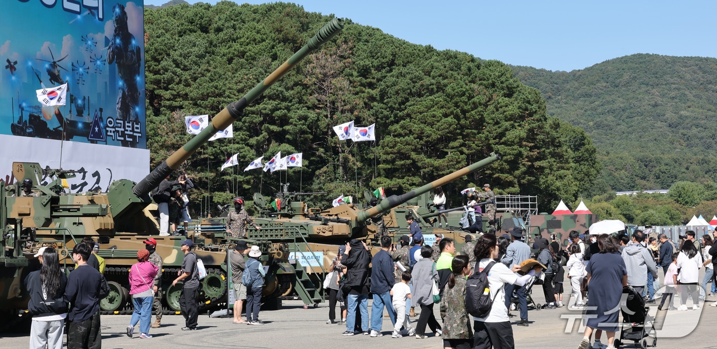  충남 계룡대 활주로 일원에서 열린 계룡군문화축제를 찾은 관람객들이 군장비 체험을 하고 있다. ⓒ 뉴스1 김기태 기자