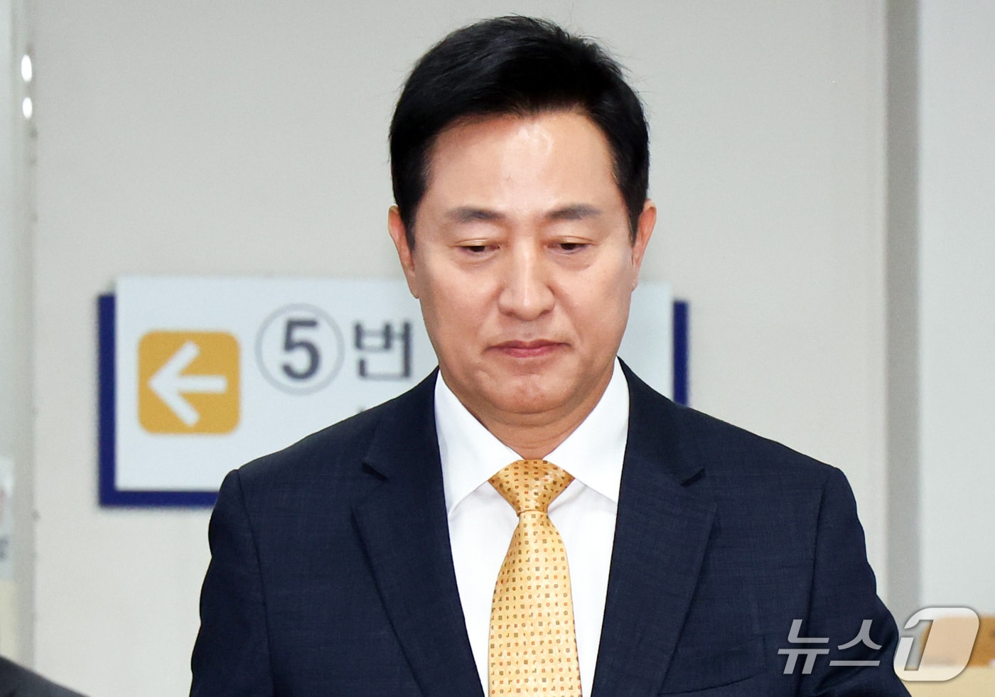 명태균 여론조사비 대납 의혹을 받는 오세훈 서울시장이 2일 오후 서울 서초구 고등법원에서 열린 정치자금법 위반 혐의 항소심 결심 공판에 출석하고 있다. 2026.10.2 ⓒ 뉴스1 최지환 기자