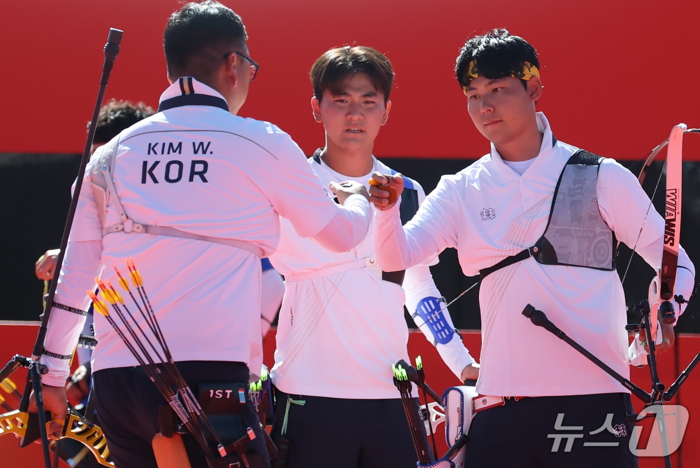 대한민국 김우진, 이우석, 김제덕이 2일 일본 오카자키 중앙종합공원 다목적광장에서 열린 2026 아이치·나고야 아시안게임 양궁 리커브 남자 단체전 준결승 대한민국과 대만의 경기에서 결승행을 확정짓고 기뻐하고 있다. 2026.10.2 ⓒ 뉴스1 김민지 기자