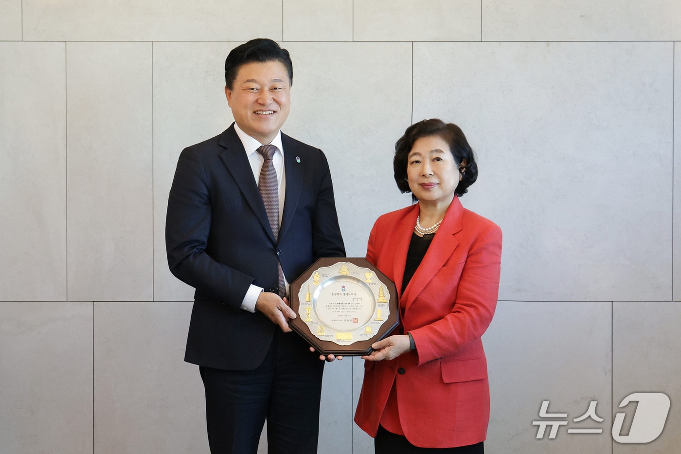 현정은 현대그룹 회장 충청북도 명예도지사 위촉식. 왼쪽은 신용한 충북도지사(현대그룹 제공)