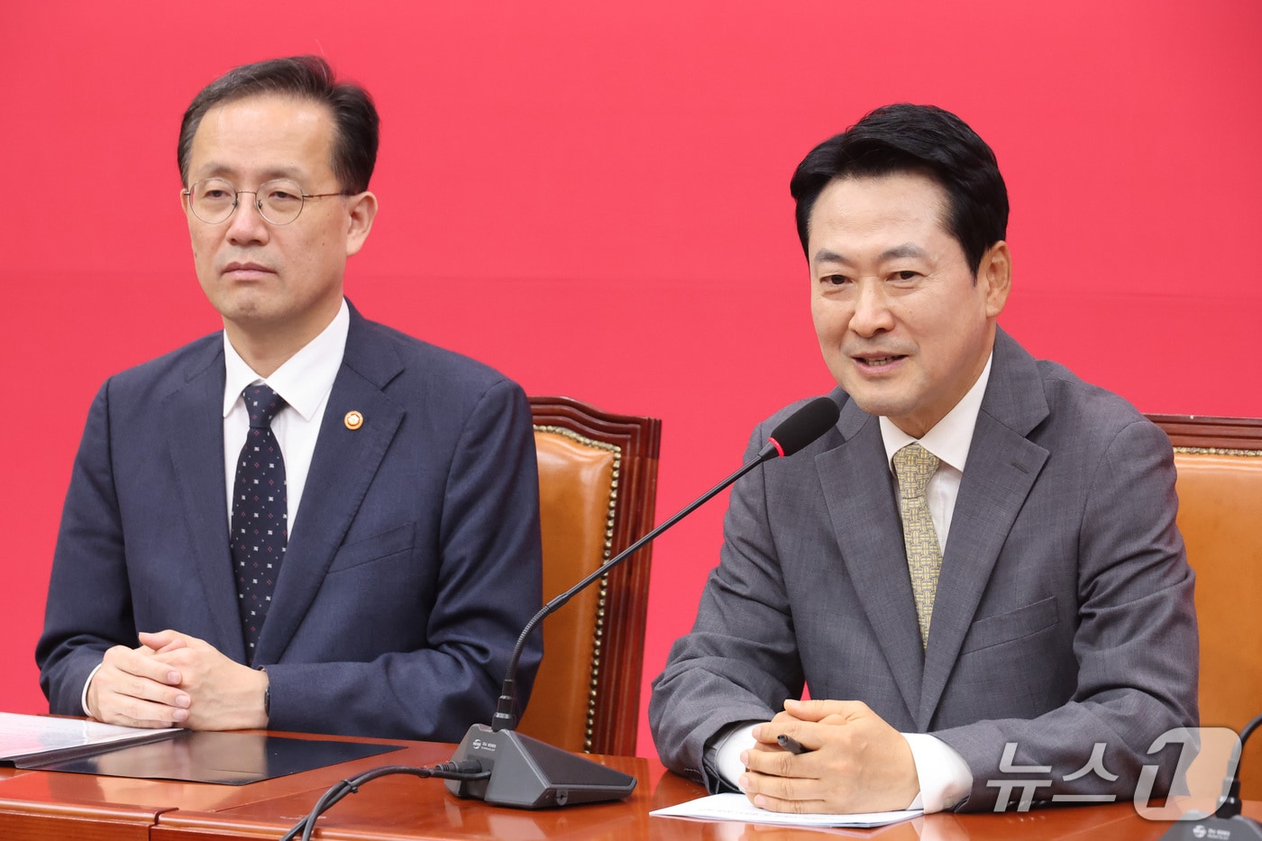 장동혁 국민의힘 대표, 육영수 여사 생가 방문…영화 '암살자(들)' 비판