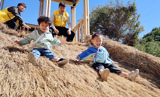 전북 완주 고산자연휴양림 일원에서 열린 '제14회 완주와일드&로컬푸드축제'를 찾은 어린이들이 볏짚 미끄럼틀을 즐기고 있다. (완주군 제공. 재판매 및 DB 금지) ⓒ 뉴스1