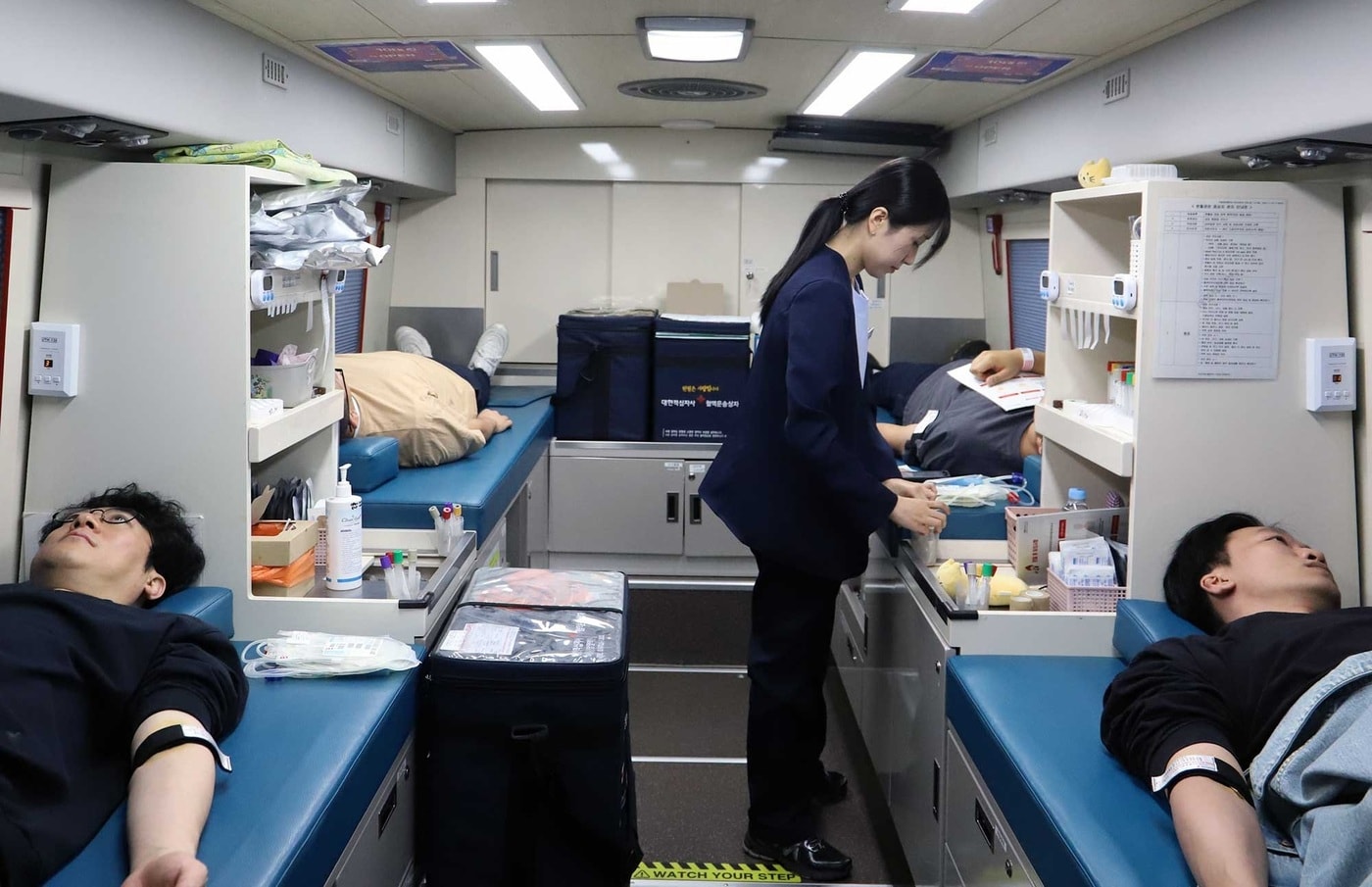"임직원 팔 걷었다"...공영홈쇼핑, 혈액 수급 불안에 헌혈 동참 - 뉴스 썸네일 이미지