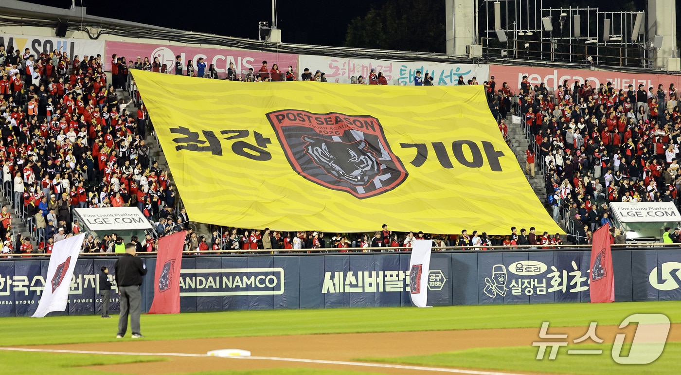 잠실구장, 준PO 3차전 만원 관중…LG 패배 시 고별전 될 수도 있어