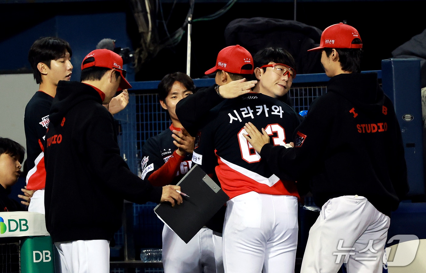 시라카와, KIA 승리 견인…LG 상대로 5이닝 1실점 역투