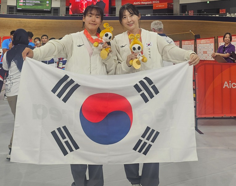 김채연 박현미가 여자 1000m 독주 결승에서 0.095초 차로 우승한 뒤 촬영한 기념 사진