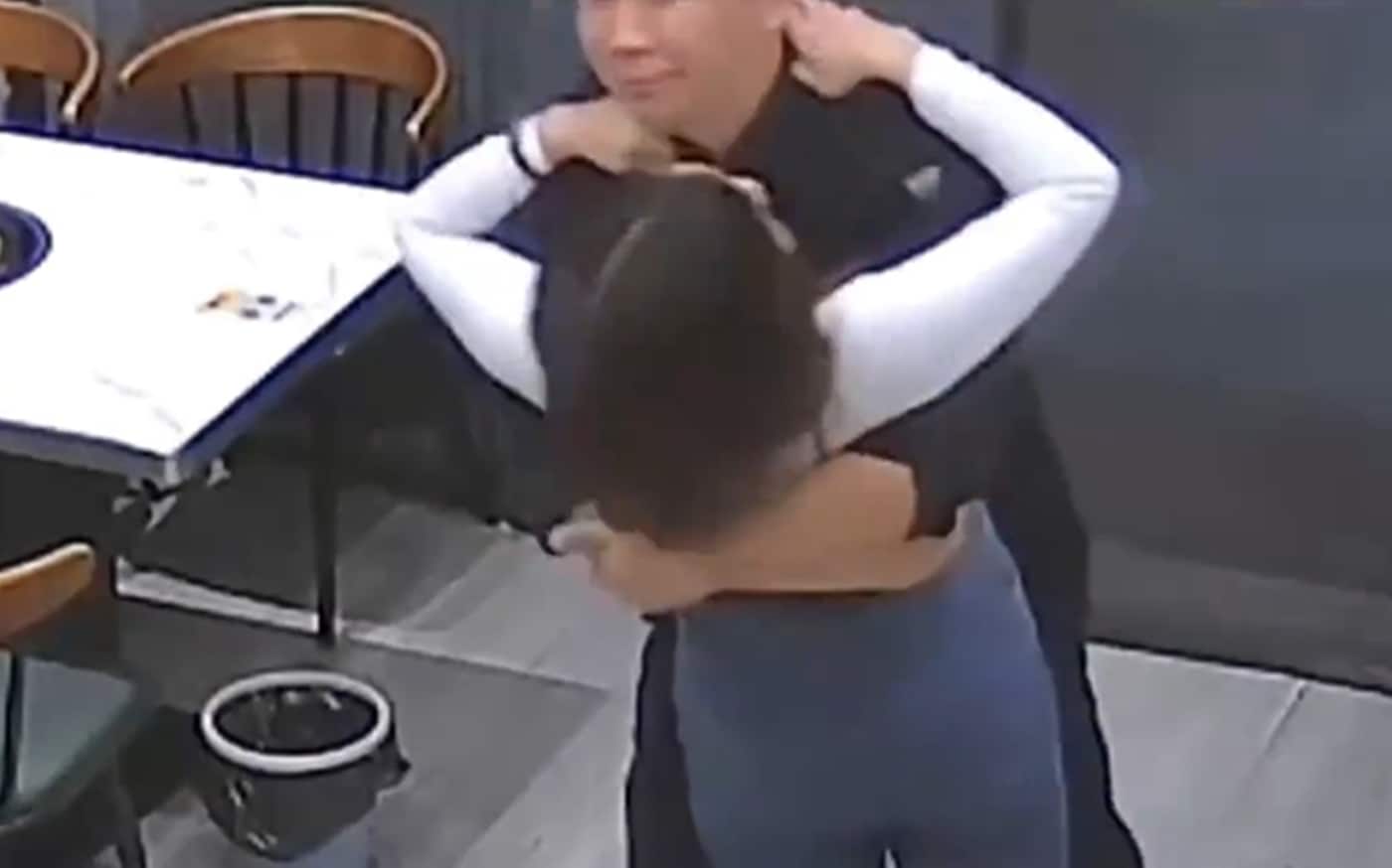 반갑다고 꽉 끌어안았을 뿐인데, 남편 품에서 아내 갈비뼈 5대 '와지끈'