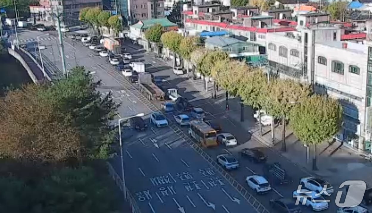 의정부서 트럭 2대 충돌…출근길 정체