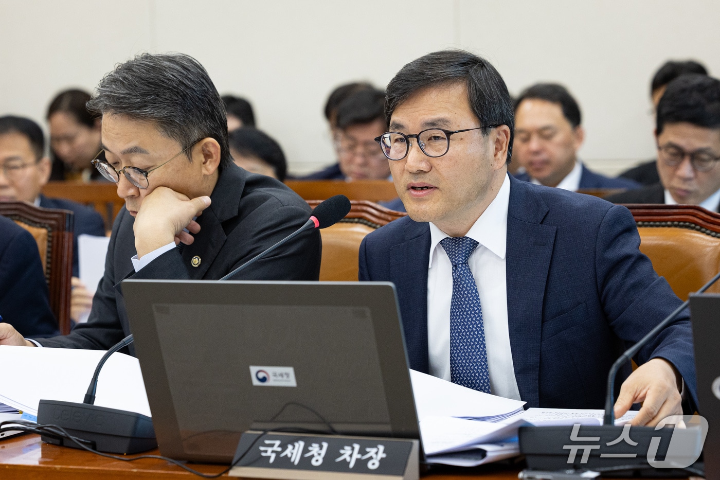 박해영 국세청 차장, 재산 4.1억 신고...서울청장 19억·중부청장 7억 - 뉴스 썸네일 이미지