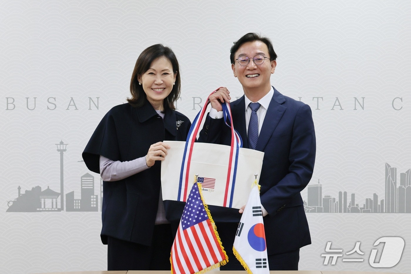 전재수 부산시장, 스틸 주한미국대사 만나 경제·해양 협력 논의