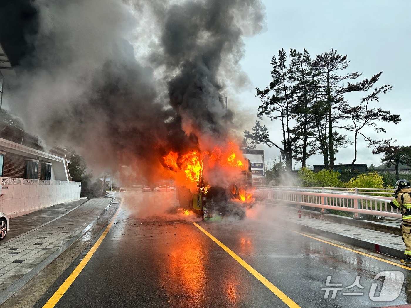 전남 광주, 주행 중 마을버스 화재…인명피해는 없어