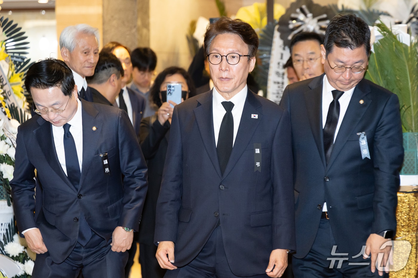 여야 원로부터 지도부까지 총집결… 故 최형우 빈소에 모인 정치권 거물들