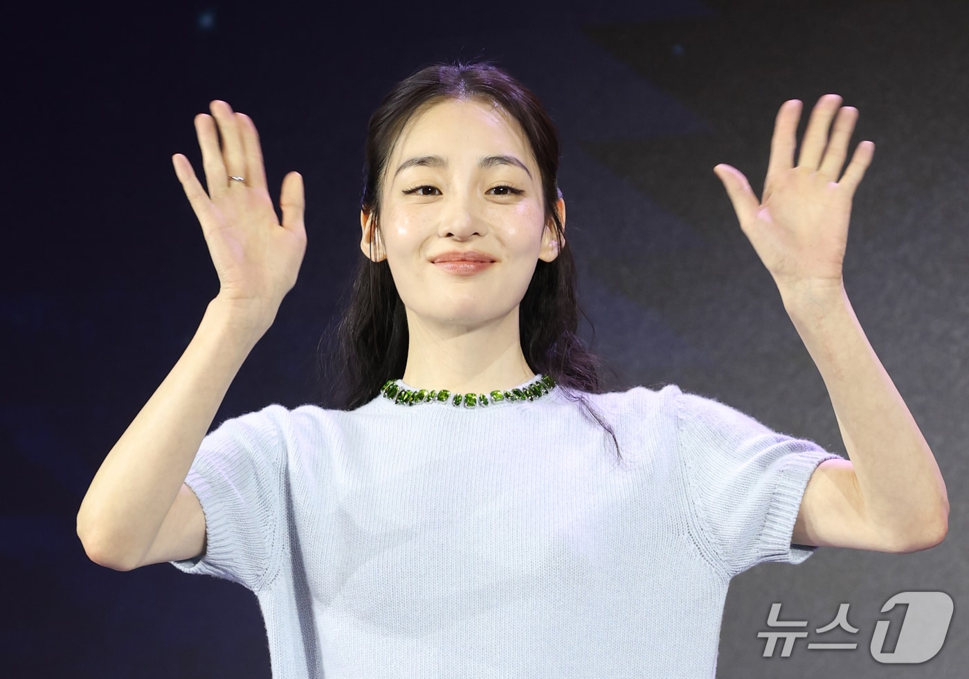 꿀알바 제작발표회에서 손을 들어 인사하는 김민하