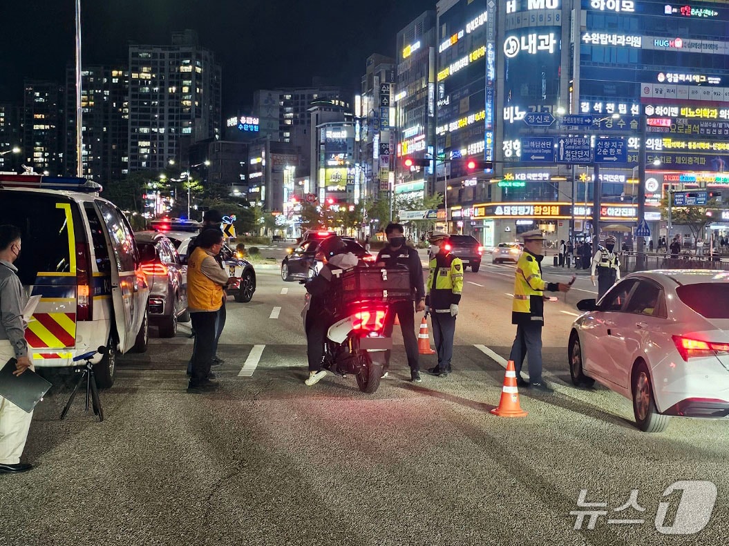 개천절을 앞두고 2일 오후 광주경찰청이 폭주운전 등 이륜차 불법행위를 단속하고 있다.(광주경찰청 제공. 재판매 및 DB 금지)