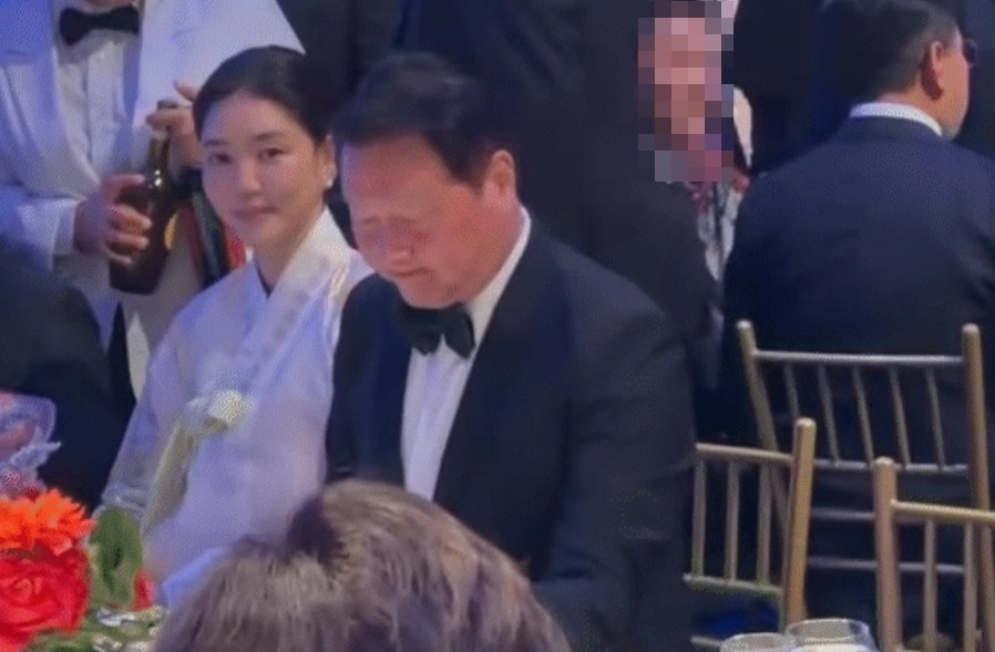 한복 입은 김희영과 최태원 회장, 그 앞자리에 안경 고쳐 쓴 이재용과 젠슨 황