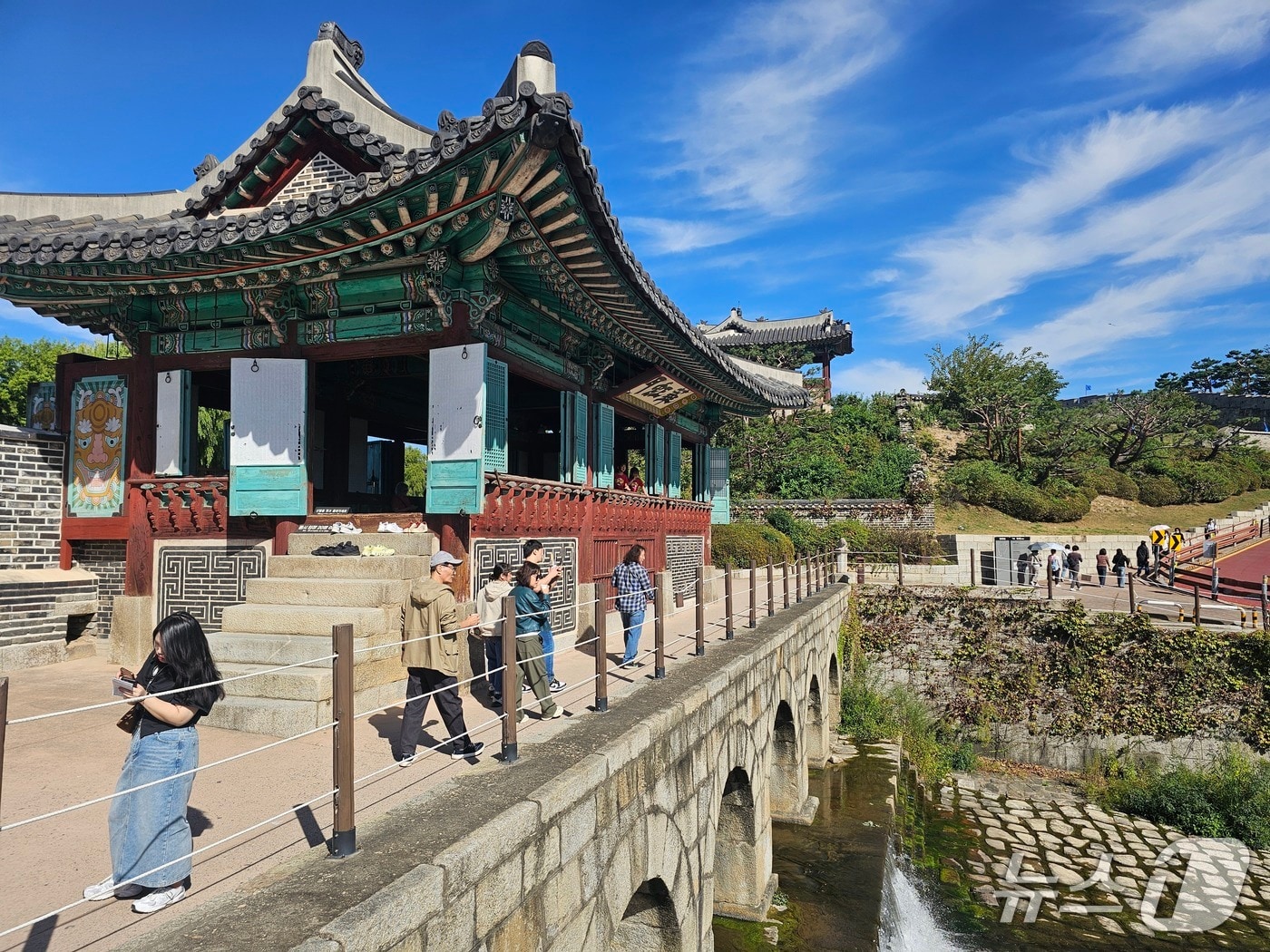 3일 경기 수원시 팔달구 화홍문 일대를 산책하는 시민들. 2026.10.3 ⓒ 뉴스1 유재규 기자