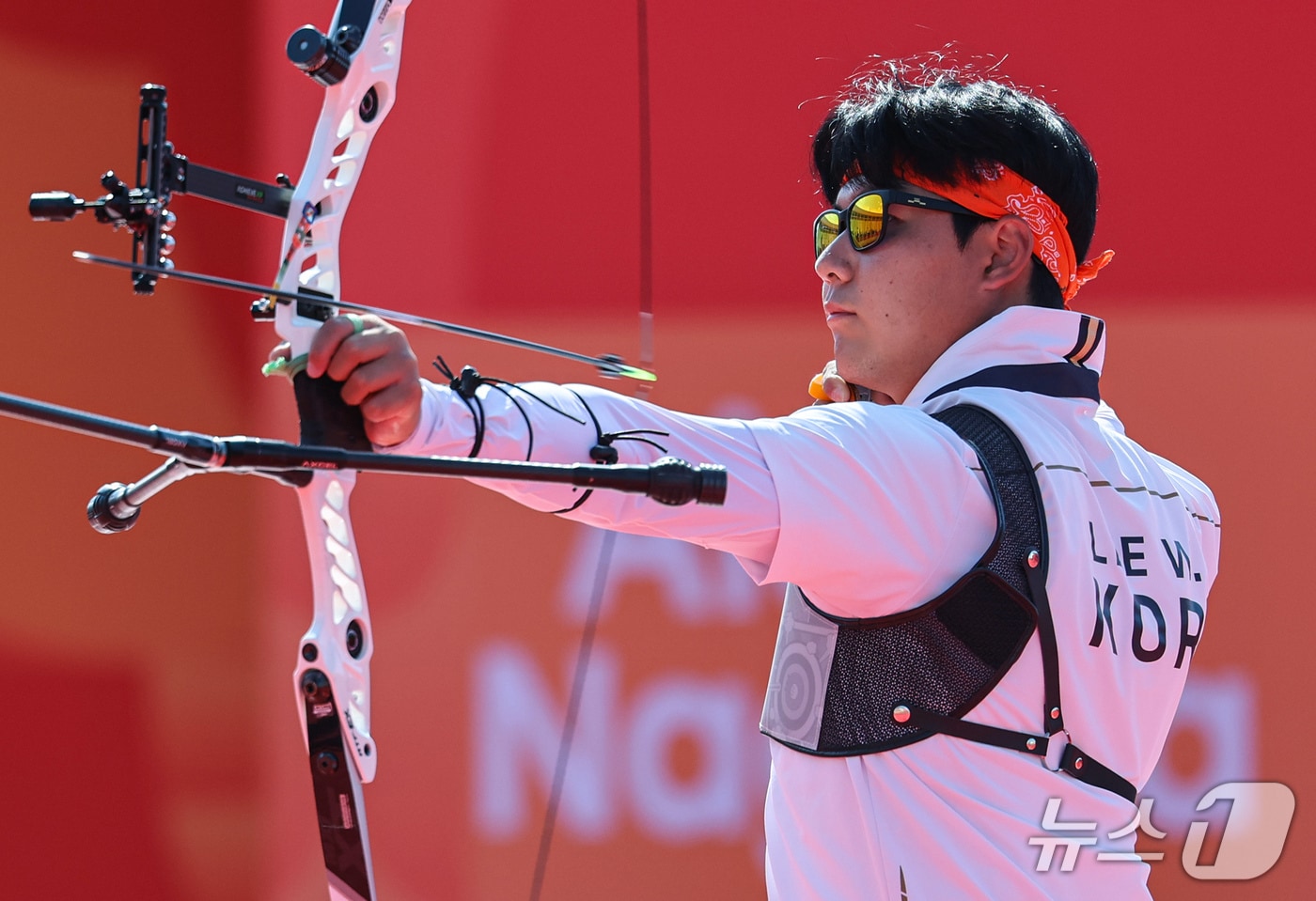 대한민국 이우석이 3일 일본 오카자키 중앙종합공원 다목적광장에서 열린 2026 아이치·나고야 아시안게임 양궁 리커브 남자 개인전 준결승. 인도 디라즈 봄마데바라와의 경기에서 활시위를 놓고 있다. 2026.10.3 ⓒ 뉴스1 김도우 기자
