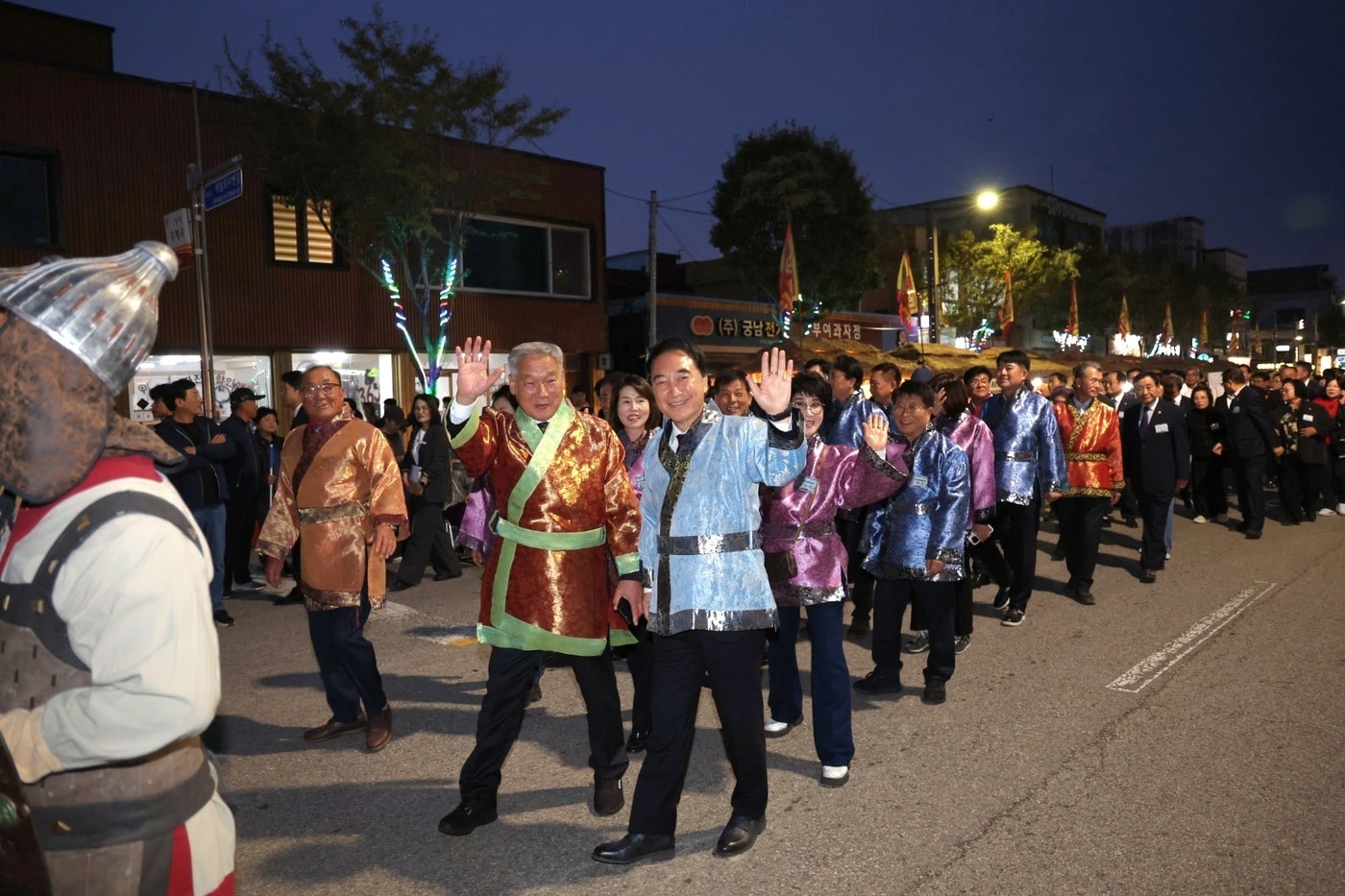 박수현 지사(가운데 오른쪽)와 이용우 부여군수(가운데 왼쪽)가 72회 백제문화제 개막식장에 입장하고 있다.(도 제공. 재판매 및 DB 금지)/뉴스1