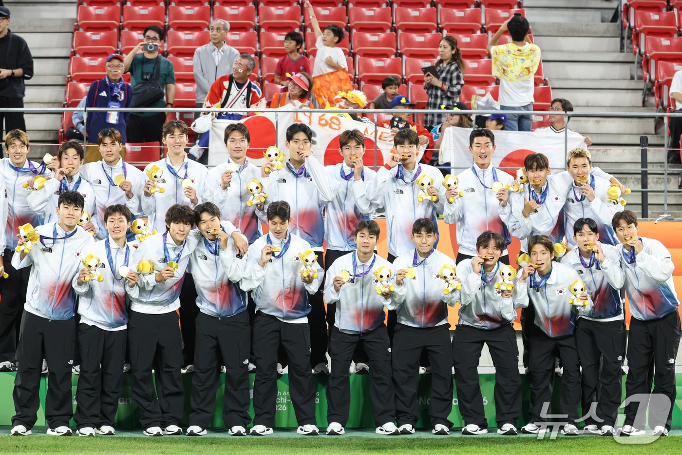 대한민국 아시안게임 축구대표팀 선수들이 3일 일본 아이치현 도요타 스타디움에서 열린 2026 아이치·나고야 아시안게임 축구 결승전 시상식에서 금메달을 목에 걸고 기념촬영을 하고 있다. 2026.10.3 ⓒ 뉴스1 김도우 기자