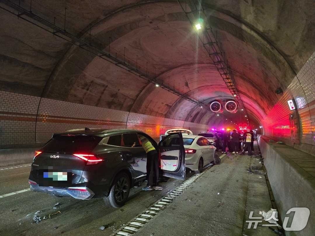 서울양양고속도로 서석터널 5중 추돌…임산부 병원 이송