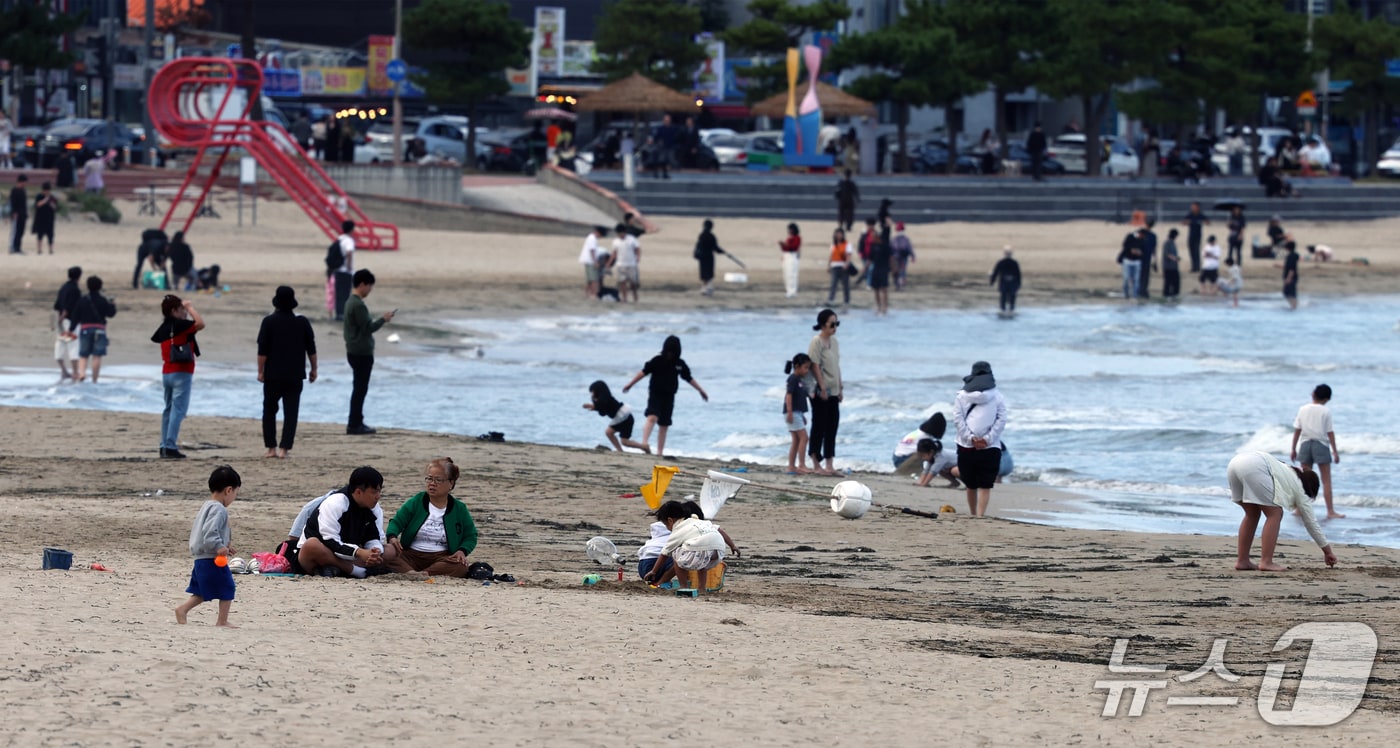 개천절 연휴 이틀째인 4일 오후 경북 포항시 북구 영일대해수욕장을 찾은 관광객들이 선선한 바닷바람을 맞으며 휴일을 즐기고 있다. 2026.10.4 ⓒ 뉴스1 최창호 기자