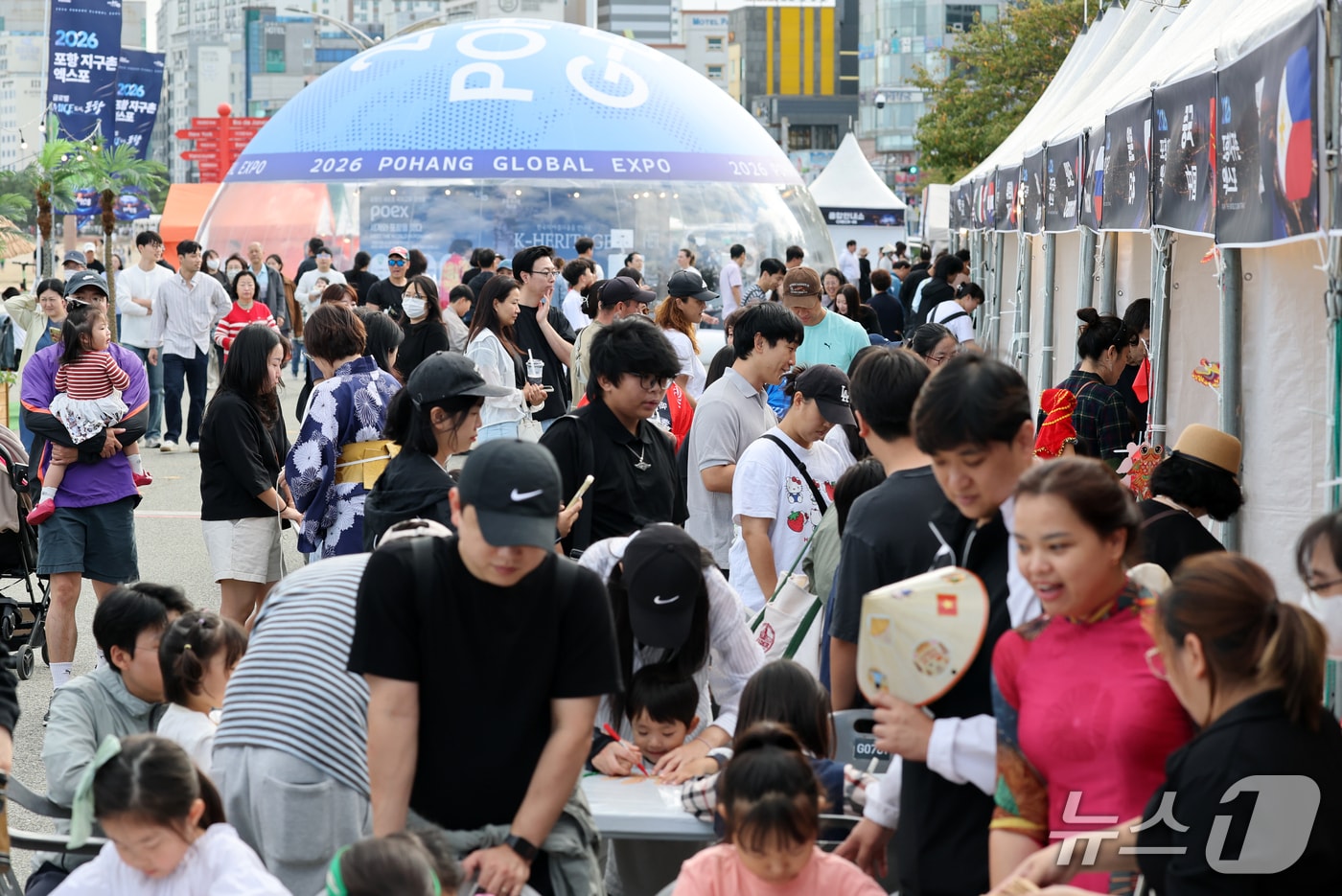 4일 오후 경북 포항시 북구 영일대해수욕장 장미원에서 열린 '2026 포항 지구촌 엑스포' 행사장 부스에서 어린이들이 베트남 등 각국 문화를 체험하고 있다. ⓒ 뉴스1 최창호 기자