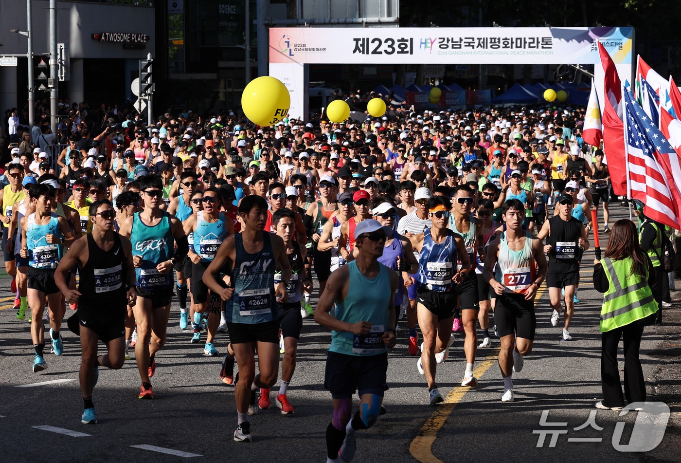 5일 서울 강남구 봉은사로 일대에서 열린 제23회 강남국제평화마라톤에서 참가자들이 힘차게 출발하고 있다. 2026.10.5 ⓒ 뉴스1 구윤성 기자