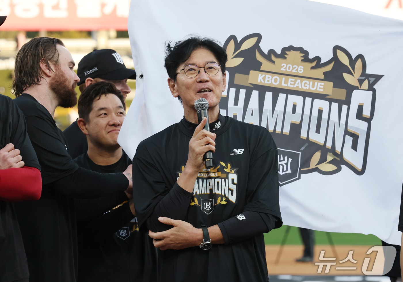 'KS 직행' 이강철 감독 "원팀으로 목표 달성...더 높은 곳 바라본다" - 뉴스 썸네일 이미지