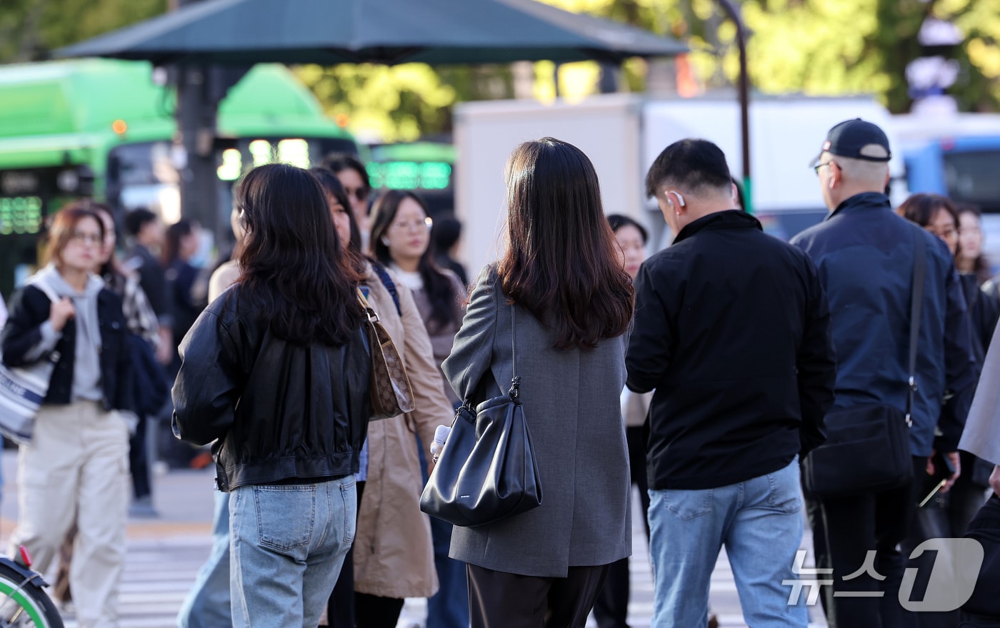쌀쌀한 가을 날씨를 보인 6일 오전 서울 종로구 광화문네거리에서 시민들이 몸을 움츠린 채 출근하고 있다. 2026.10.6 ⓒ 뉴스1 박지혜 기자