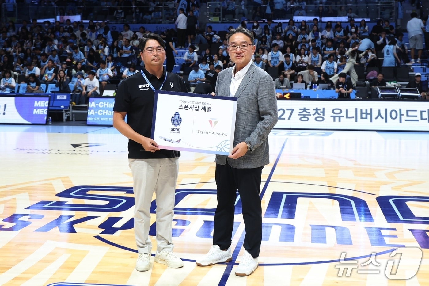 3일 고양 소노 아레나에서 이상윤 트리니티항공 대표이사(오른쪽)와 이기완 소노 스카이거너스 단장(왼쪽)이 공식 후원(메인 스폰서십) 계약을 체결한 뒤 기념 촬영한 모습(트리니티항공 제공). 2026.10.3.