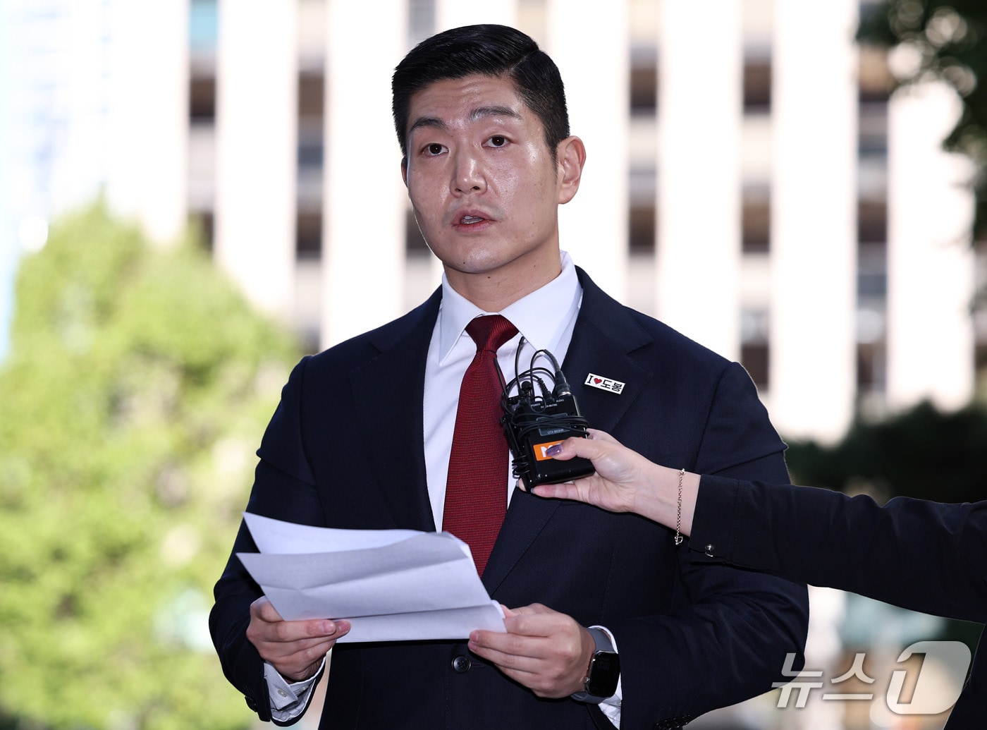 정원오 전 서울시장 후보의 성동구청장 재임 시절 멕시코 칸쿤 출장 관련 의혹을 제기한 김재섭 국민의힘 의원이 6일 오전 공직선거법상 허위사실 공표·후보자비방 등 혐의로 피의자 신분 조사를 받기 위해 서울 마포구 서울경찰청 광역수사단 공공범죄수사대에 출석하며 입장을 밝히고 있다. 2026.10.6 ⓒ 뉴스1 구윤성 기자
