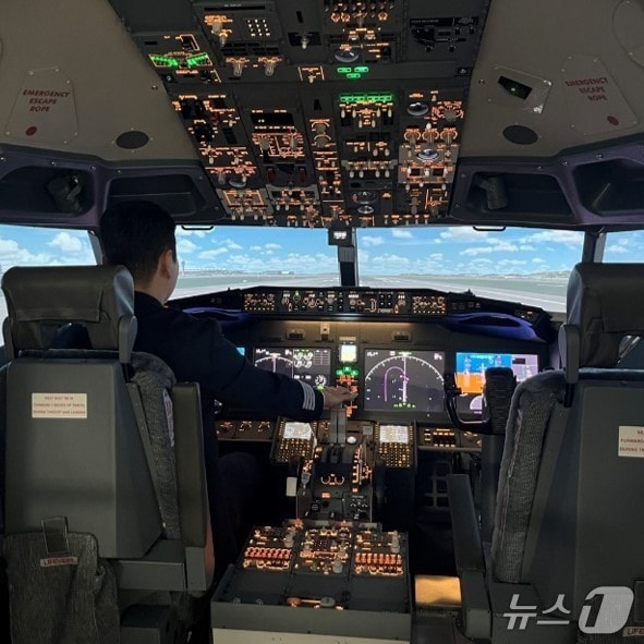 이스타항공 운항 승무원이 조종 훈련을 받는 모습(이스타항공 제공)
