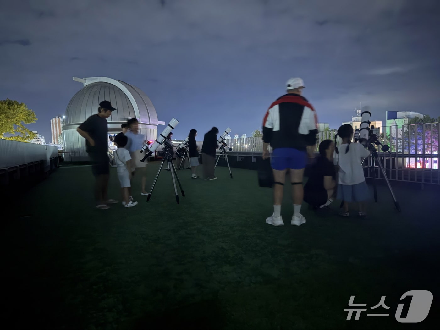 논산열린도서관 4층 '논산 별빛누리 천문대'에서 천체관측 프로그램 운영  (논산시 제공. 재판매 및 DB금지) /뉴스1