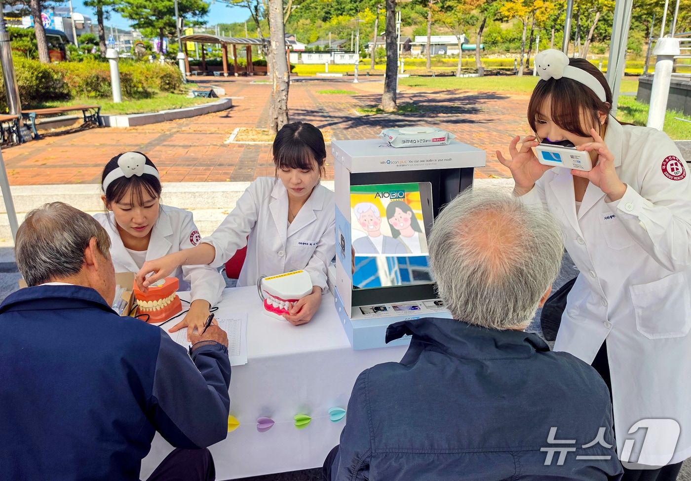 대구보건대 치위생학과 학생들이 군위군 삼국유사교육문화회관에서 어르신들을 위한 구강건강 프로그램을 진행하고 있다. (대구보건대 제공. 재판매 및 DB 금지)