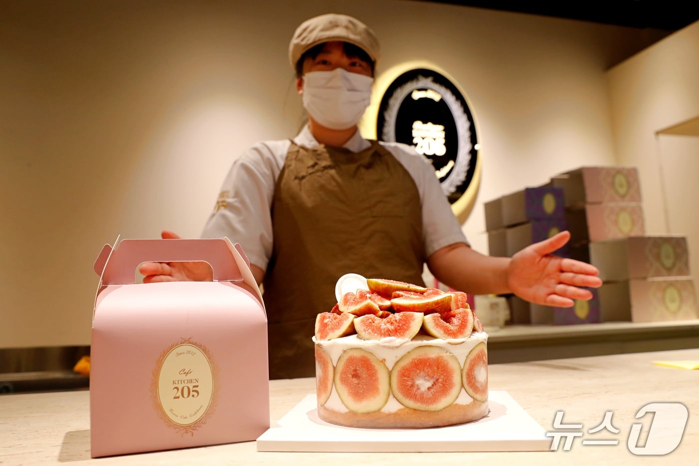 6일 광주신세계 본관 지하 1층 키친205에서 제철 무화과로 만든 무화과밭케이크를 선보이고 있다. (광주신세계 제공. 재판매 및 DB 금지) 