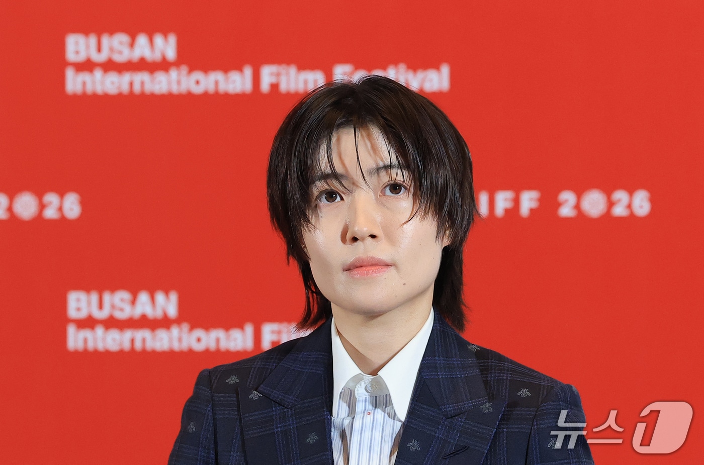 배우 심은경이 6일 오후 부산 해운대구 영화의전당 중극장에서 열린 제31회 부산국제영화제 개막작 ‘낮과 밤은 서로에게’ 기자회견에서 객석을 바라보고 있다. '낮과 밤은 서로에게'는 하나의 계절이 흐르는 동안 한 카페에 머물다 간 낮과 밤의 대화를 담은 작품이다. 2026.10.6 ⓒ 뉴스1 권현진 기자