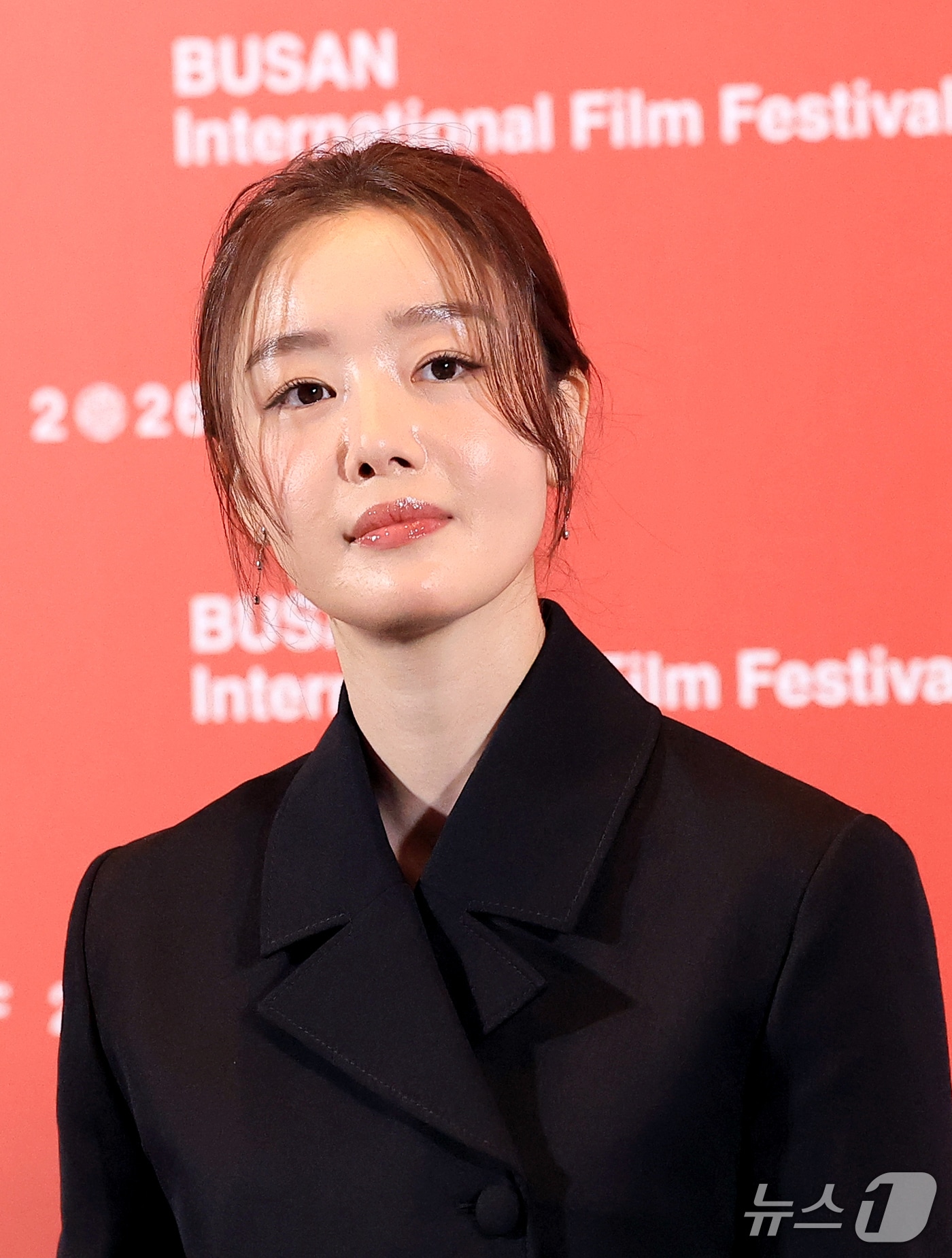 배우 한선화가 6일 오후 부산 해운대구 영화의전당 중극장에서 열린 제31회 부산국제영화제 개막작 ‘낮과 밤은 서로에게’ 기자회견에서 객석을 바라보고 있다. '낮과 밤은 서로에게'는 하나의 계절이 흐르는 동안 한 카페에 머물다 간 낮과 밤의 대화를 담은 작품이다. 2026.10.6 ⓒ 뉴스1 권현진 기자