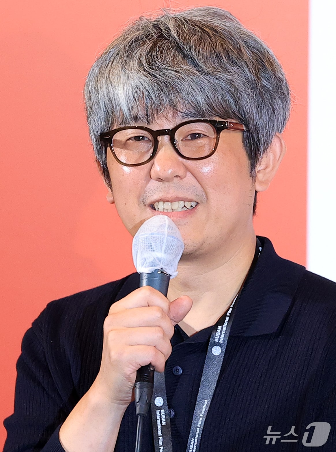 김종관 감독이 6일 오후 부산 해운대구 영화의전당 중극장에서 열린 제31회 부산국제영화제 개막작 ‘낮과 밤은 서로에게’ 기자회견에서 인사말을 하고 있다. '낮과 밤은 서로에게'는 하나의 계절이 흐르는 동안 한 카페에 머물다 간 낮과 밤의 대화를 담은 작품이다. 2026.10.6 ⓒ 뉴스1 권현진 기자
