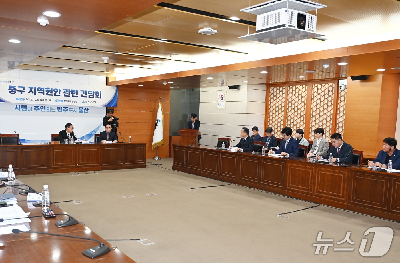 울산 중구의회 이재철·최병호 의원은 6일 시청 상황실에서 김상욱 시장과 간담회를 갖고 중구축구장 조성을 위한 시비지원을 건의했다.(울산 중구의회 제공. 재판매 및 DB 금지)/뉴스1