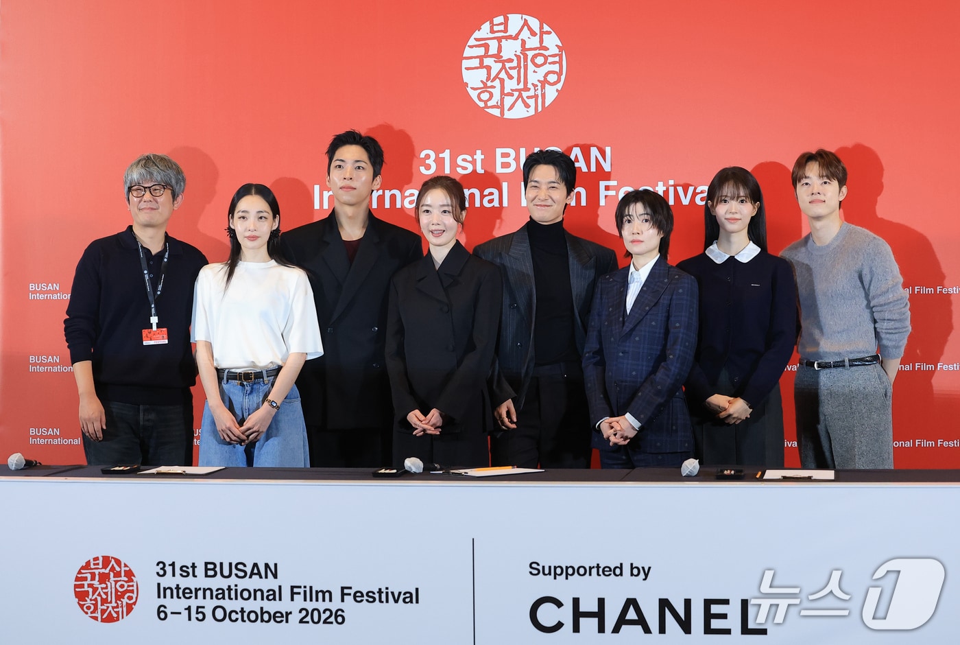 김종관 감독(왼쪽부터)과 배우 박민하, 주종혁, 한선화, 장률, 심은경, 전소영, 김동휘가 6일 오후 부산 해운대구 영화의전당 중극장에서 열린 제31회 부산국제영화제 개막작 ‘낮과 밤은 서로에게’ 기자회견에서 인사말을 하고 있다. '낮과 밤은 서로에게'는 하나의 계절이 흐르는 동안 한 카페에 머물다 간 낮과 밤의 대화를 담은 작품이다. 2026.10.6 ⓒ 뉴스1 권현진 기자