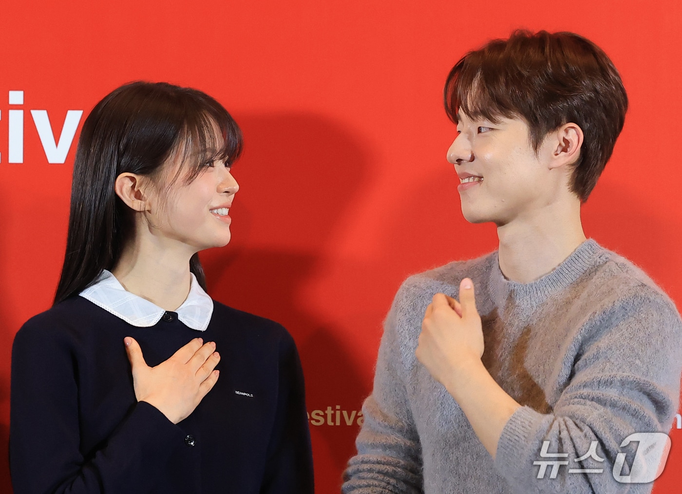 배우 전소영과 김동휘(오른쪽)가 6일 오후 부산 해운대구 영화의전당 중극장에서 열린 제31회 부산국제영화제 개막작 ‘낮과 밤은 서로에게’ 기자회견에서 대화를 나누고 있다. '낮과 밤은 서로에게'는 하나의 계절이 흐르는 동안 한 카페에 머물다 간 낮과 밤의 대화를 담은 작품이다. 2026.10.6 ⓒ 뉴스1 권현진 기자