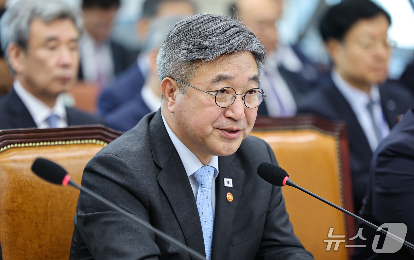 윤호중 행정안전부 장관이 6일 서울 여의도 국회에서 열린 행정안전위원회 국정감사에서 의원 질의에 답하고 있다. 2026.10.6 ⓒ 뉴스1 김도우 기자