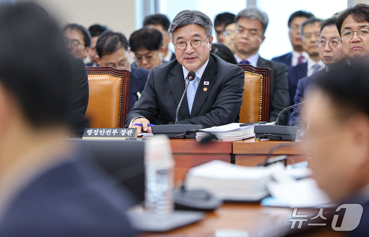 윤호중 행정안전부 장관이 6일 서울 여의도 국회에서 열린 행정안전위원회 국정감사에서 의원 질의에 답하고 있다. 2026.10.6 ⓒ 뉴스1 김도우 기자