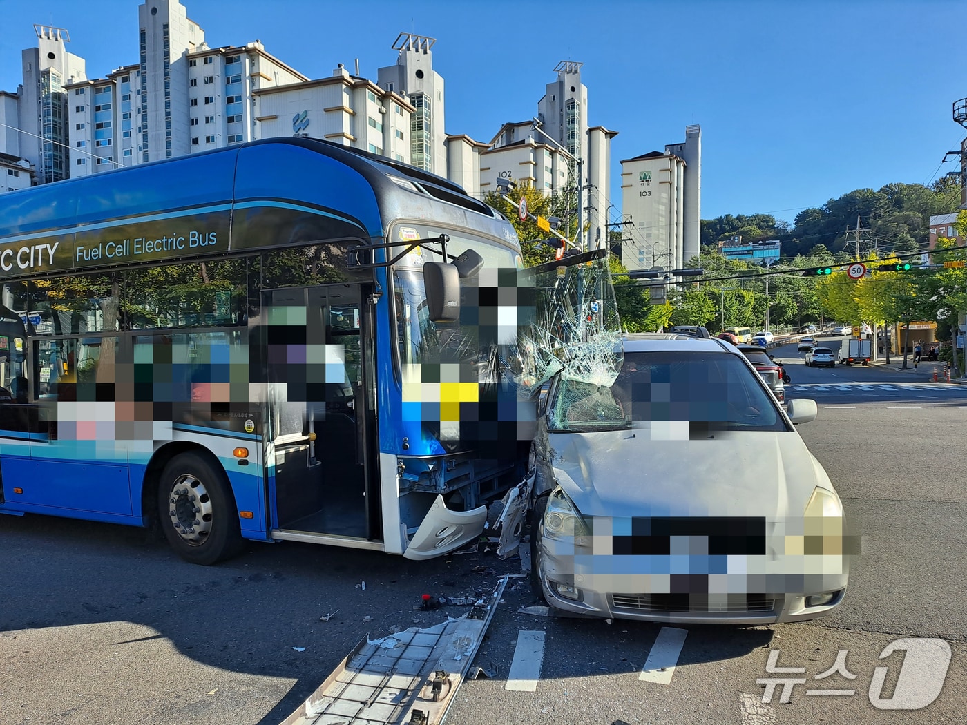 6일 오후 3시 55분쯤 창원시 의창구 의창사거리에서 시내버스와 카니발 SUV가 충돌해 버스 승객 6명이 중경상을 입었다. 사진은 사고 현장 모습. (창원소방본부 제공. 재판매 및 DB 금지)