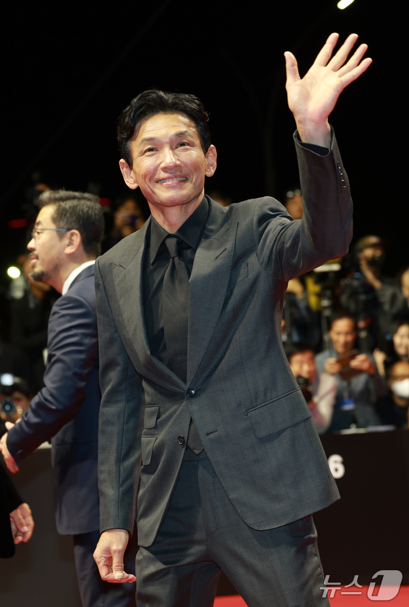 배우 황정민이 6일 오후 부산 해운대구 영화의전당에서 열린 ‘제31회 부산국제영화제’(BIFF) 개막식에 참석해 레드카펫을 밟고 있다. 2026.10.6 ⓒ 뉴스1 권현진 기자