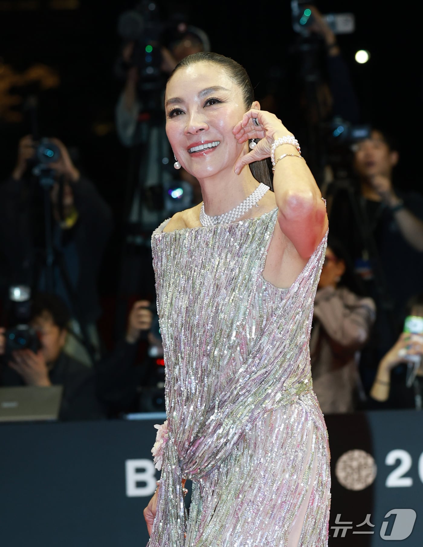 배우 양자경이 6일 오후 부산 해운대구 영화의전당에서 열린 ‘제31회 부산국제영화제’(BIFF) 개막식에 참석해 레드카펫을 밟고 있다. 2026.10.6 ⓒ 뉴스1 권현진 기자