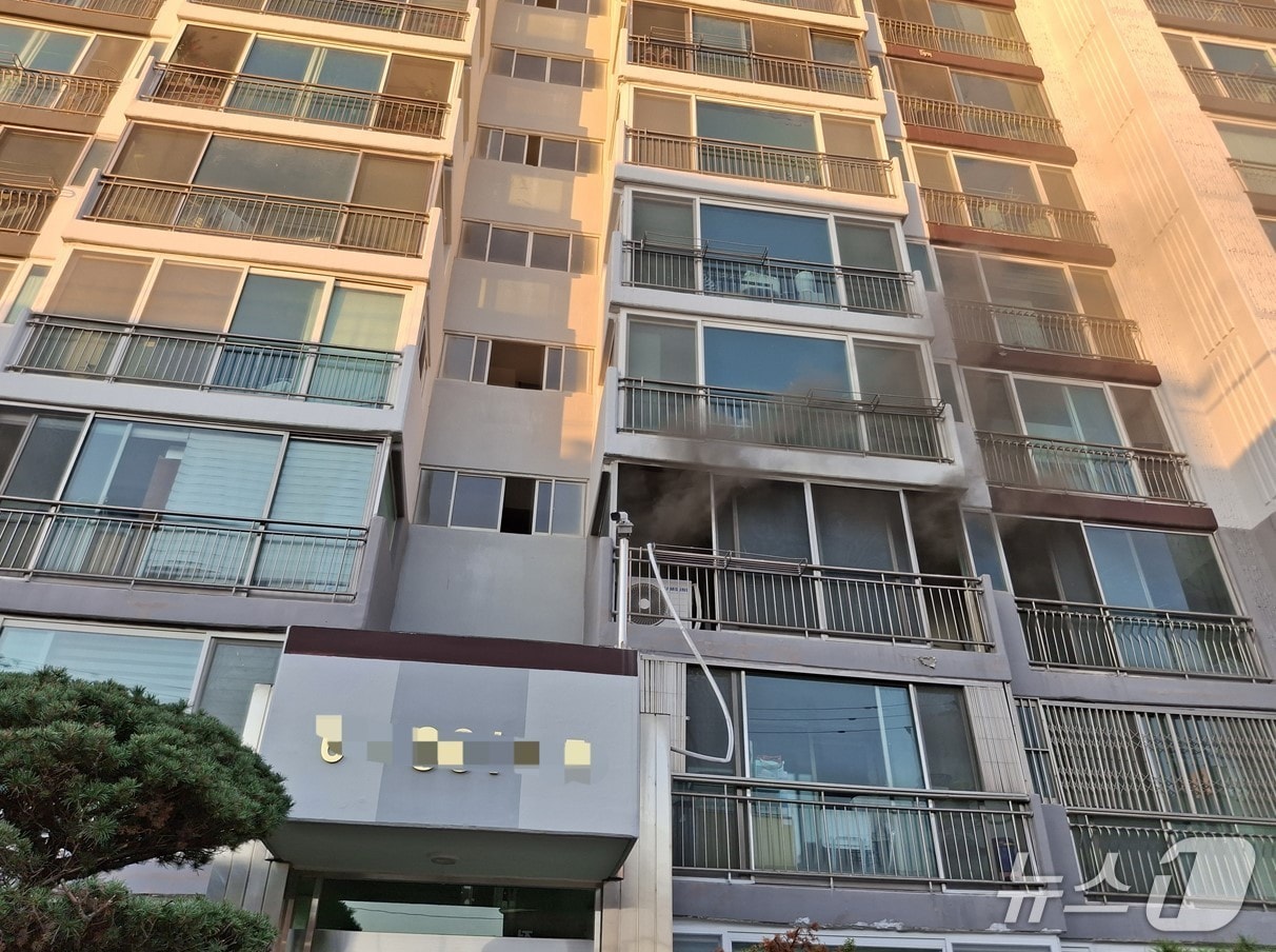 6일 오후 5시 34분쯤 경북 경주시 황성동 아파트 3층 세대에서 불이 나 소방 당국이 진화에 나섰다.(경북소방본부 제공. 재판매 및 DB금지)2026.10.7/뉴스1