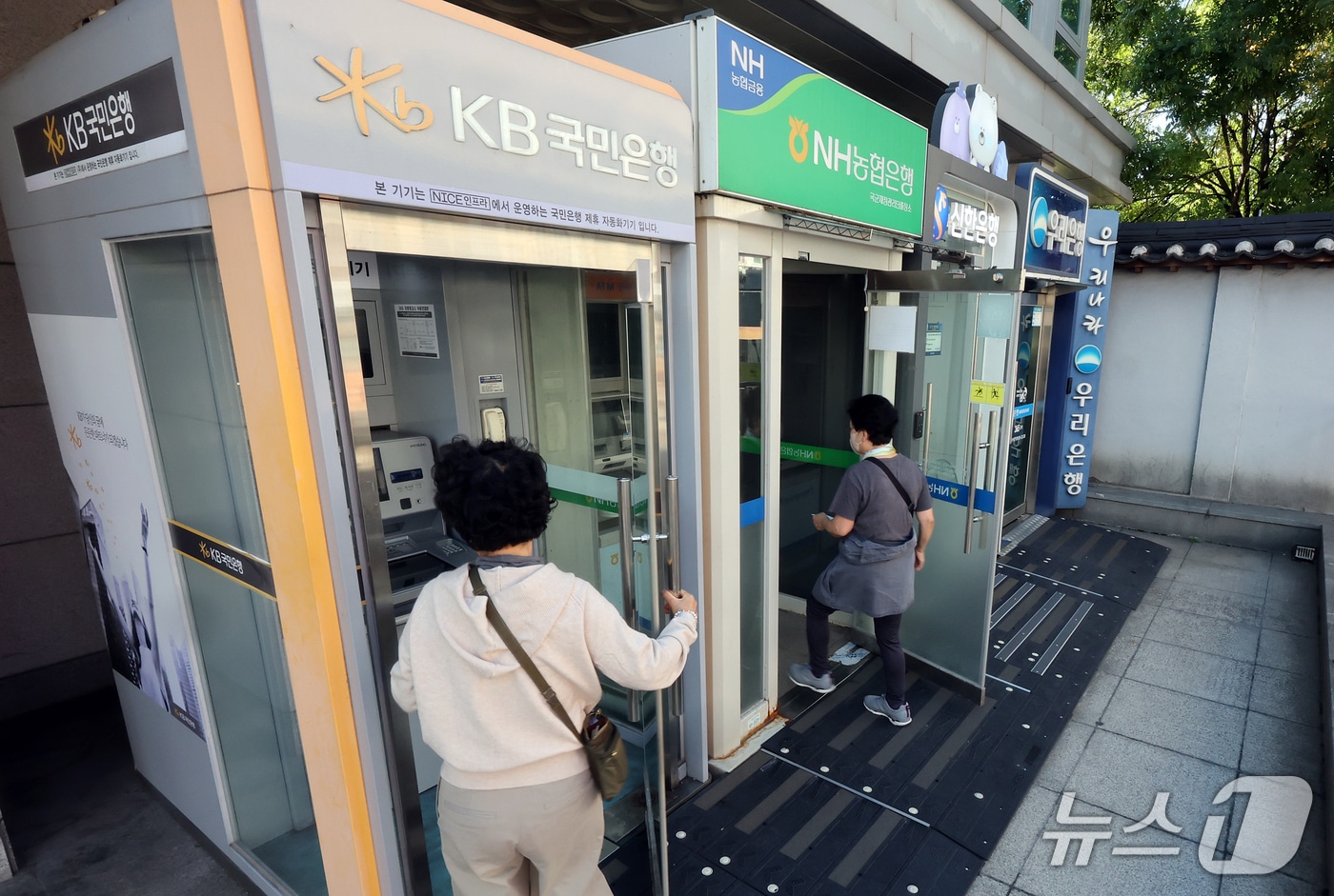 연쇄 해킹에 놀란 은행권, 보안투자 확대...국민銀 1천억·우리도 20% 증액... - 뉴스 썸네일 이미지