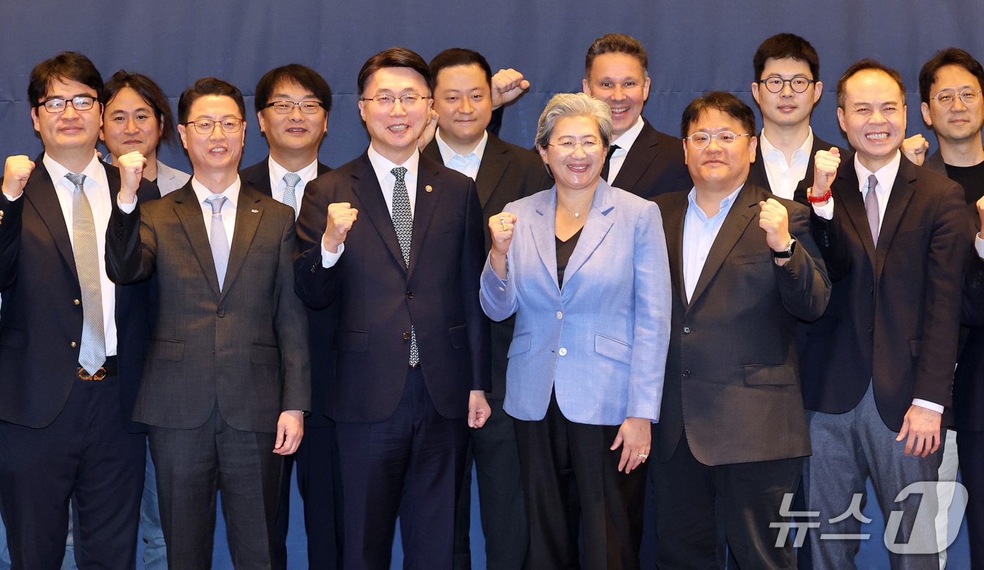 리사 수 "3대 메가프로젝트, 정확한 방향·야심 찬 비전...AMD도 참여" - 뉴스 썸네일 이미지