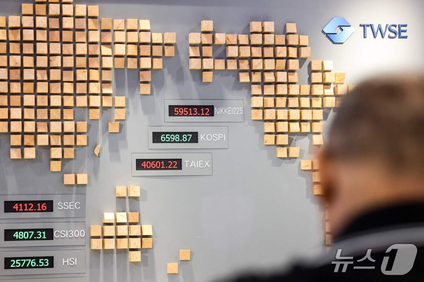 Korea's chip stocks slump while Taiwan's hold firm